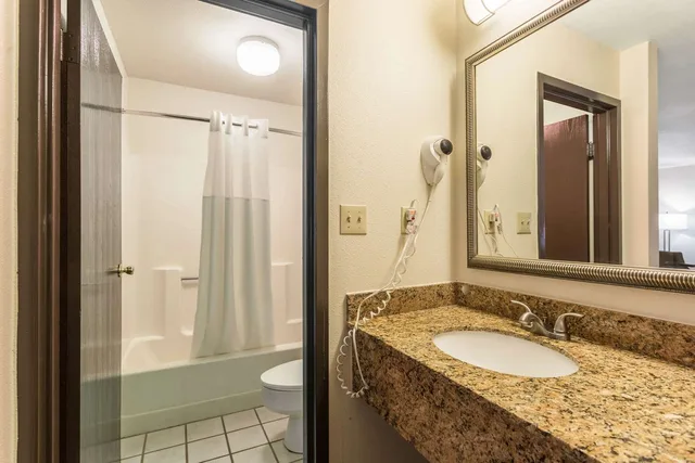 غرفة بسرير كينج، Quality Inn Tupelo Central 4/4