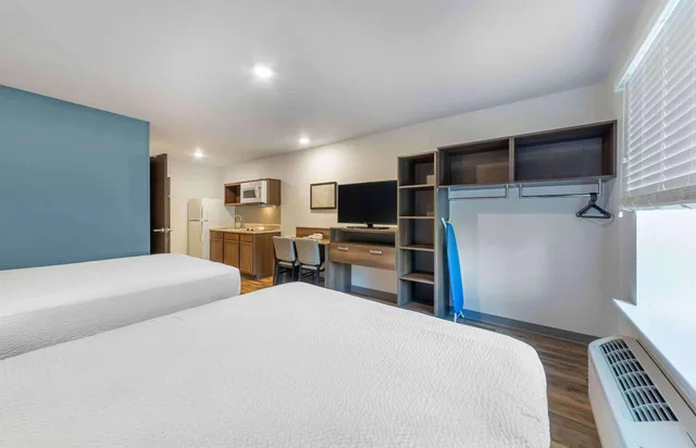 غرفة قياسية بسريرين كوين، WoodSpring Suites Deerfield Beach 2/5
