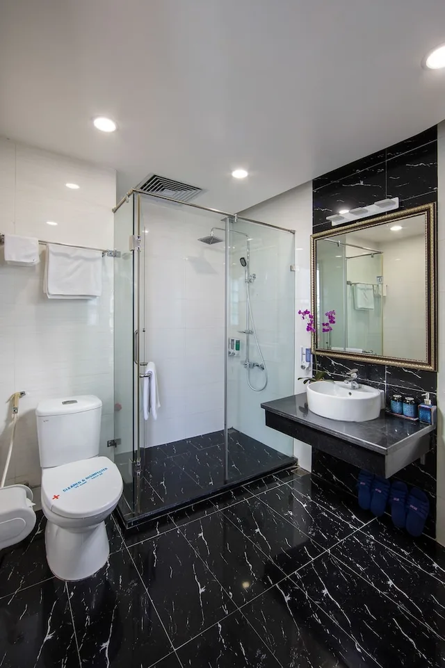Royal, Suite, 1 Single and 2 Double Beds, City View، Royal Palace Hotel 2 Hanoi 5/6