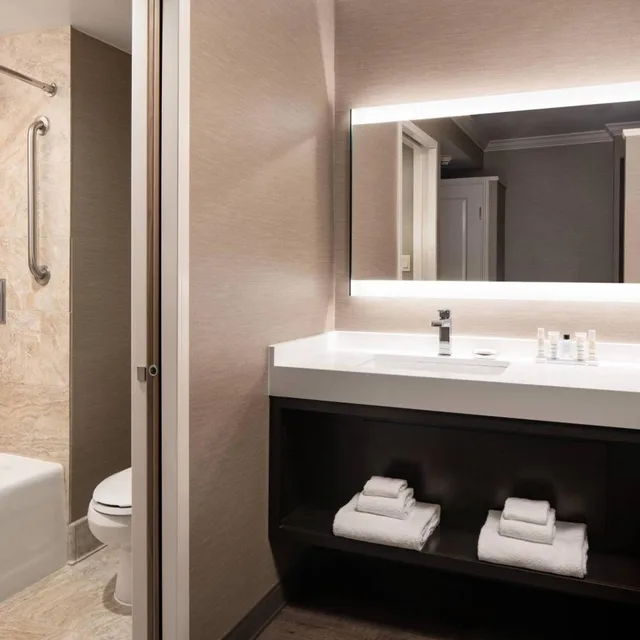Room, King Bed, Partial Bay View, Accessible، Monterey Marriott 4/6