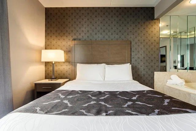 جناح بسرير كينج وسرير كوين بحوض جاكوزي، Monte Carlo Inn Brampton Suites 9/10
