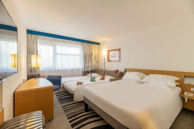 غرفة كومفورت بسرير كوين مع أريكة، B&B Hotel Lyon Nord 4 Stars 7/10