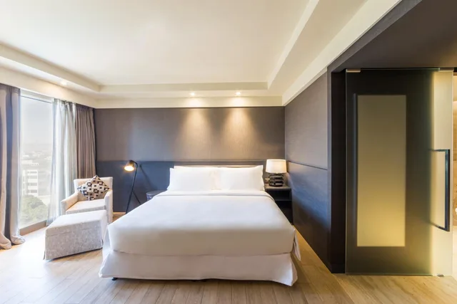غرفة سوبيريور بسرير كينج بإطلالة على المسبح، Radisson Collection Hotel Bamako (ex Sheraton Bamako) 2/5
