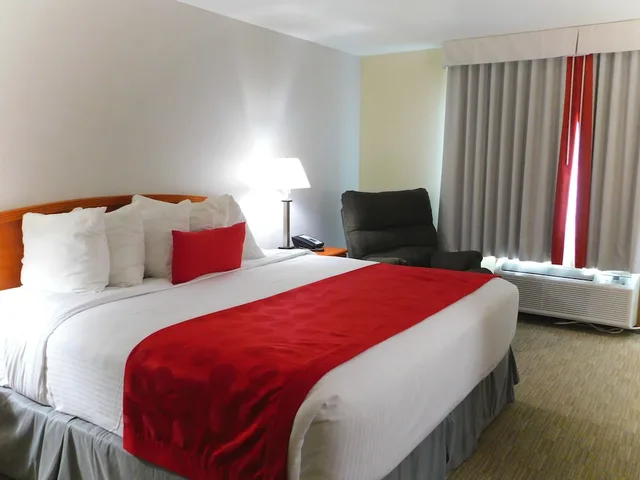 Deluxe, King Bed, Smoking, Ramada By Wyndham Ely 1/2