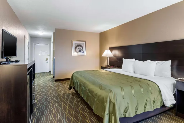 غرفة بسرير مزدوج، Quality Inn & Suites Des Moines - Merle Hay Road 2/4
