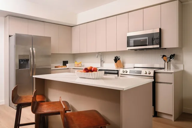 جناح بسرير كينج بشرفة بغرفة نوم واحدة مع أريكة، Sense28 Edgewater, an AvantStay Hotel 10/10