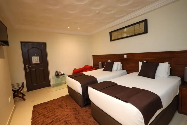 غرفة بسريرين منفصلين، Airport West Hotel 4/10
