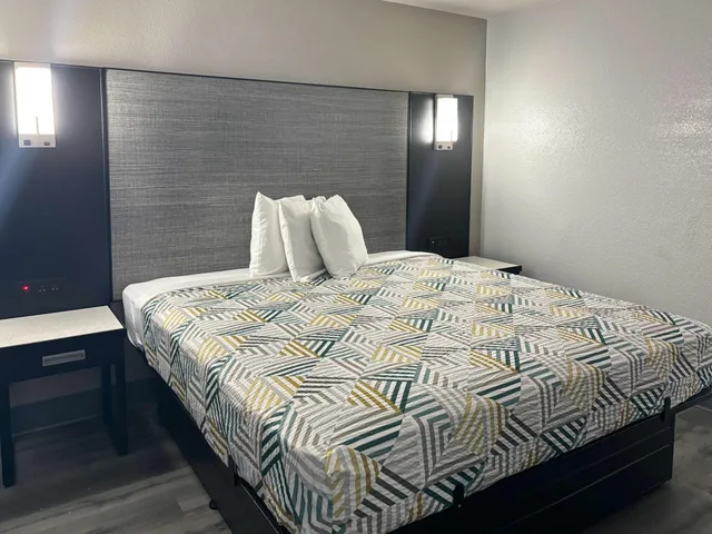 Deluxe, King Bed, Motel6 Meridian, MS 2/6