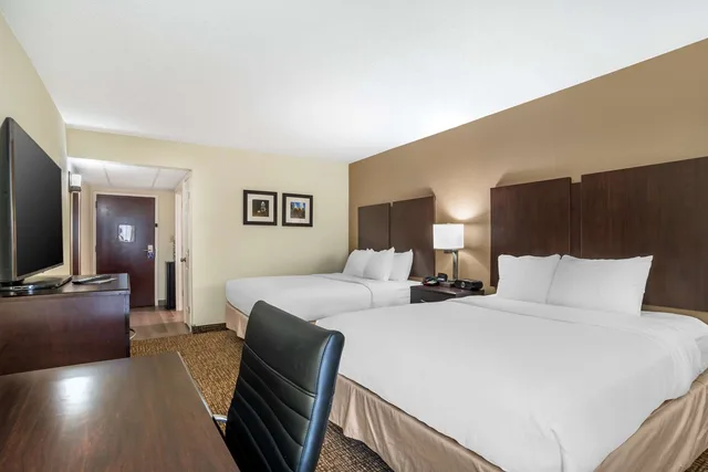 غرفة بسريرين كوين، Comfort Inn & Suites Cornelius Lake Norman NC 1/2