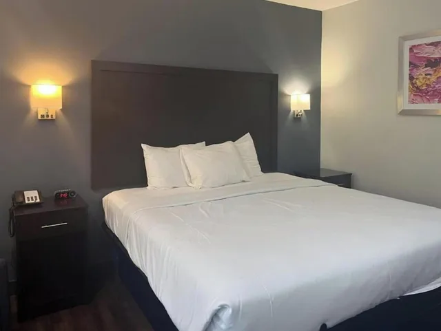 غرفة بسرير كوين بمطبخ، Studio 6 Extended stay Huntsville, AL - US Space & Rocket Center 1/10