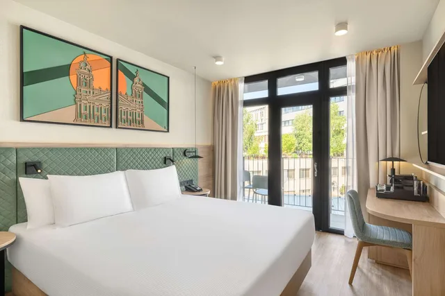 غرفة ديلوكس بسرير كينج بشرفة بإطلالة، Hilton Garden Inn Debrecen City Centre 1/5