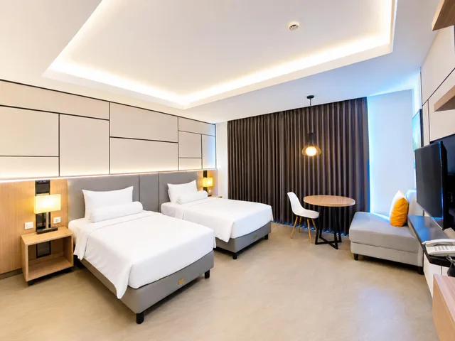 جناح جونيور بسريرين منفصلين، Front One King Hotel Tuban 1/2