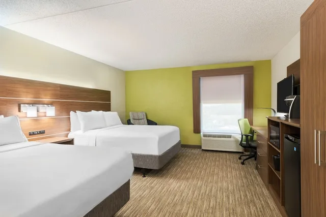 Room, 2 Queen Beds, Sofa, Holiday Inn Express Hotel Suites Bentonville 5/6
