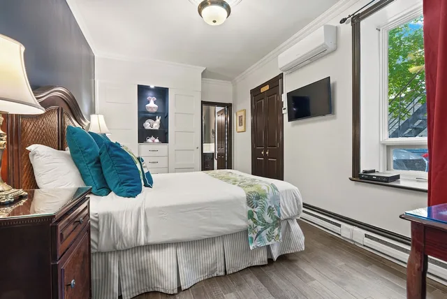 جناح بسرير كوين، Hotel Le Clos Saint-Louis 3/10
