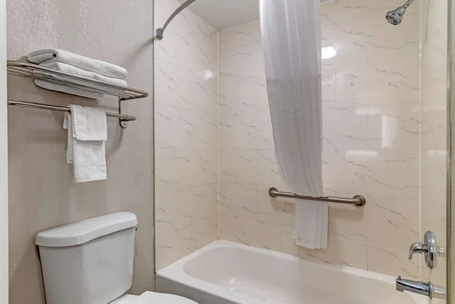 غرفة قياسية بسريرين مزدوجين، Quality Inn Newnan - Atlanta South 6/6