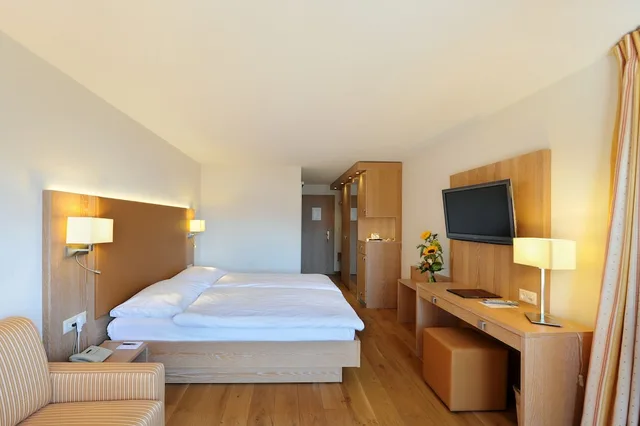 غرفة سوبيريور بسرير كوين بإطلالة على الجبل بشرفة، Helvetia Intergolf Hotel And Aparthotel 4/6