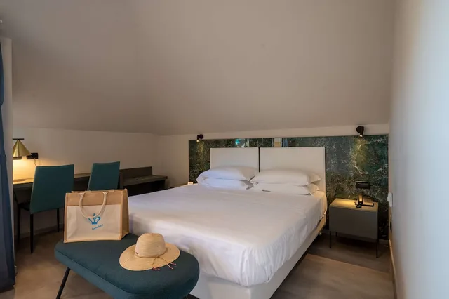 جناح بسرير كوين بإطلالة على البحر بشرفة مع أريكة بمنطقة جلوس، Best Western Regina Elena 5/10