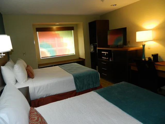 غرفة بسريرين كوين بحوض استحمام لذوي الإعاقة، Best Western Plus Harrisburg Mechanicsburg 1/7