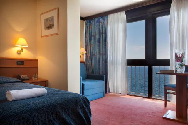 غرفة بسرير مزدوج أو سريرين منفصلين بإطلالة على البحر، Hotel Kristal 2/4