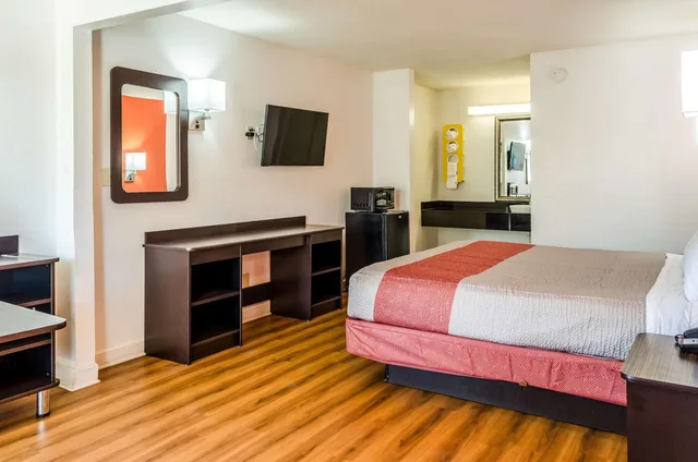 غرفة بسرير كينج لذوي الإعاقة، Motel6 Saraland, AL 4/9