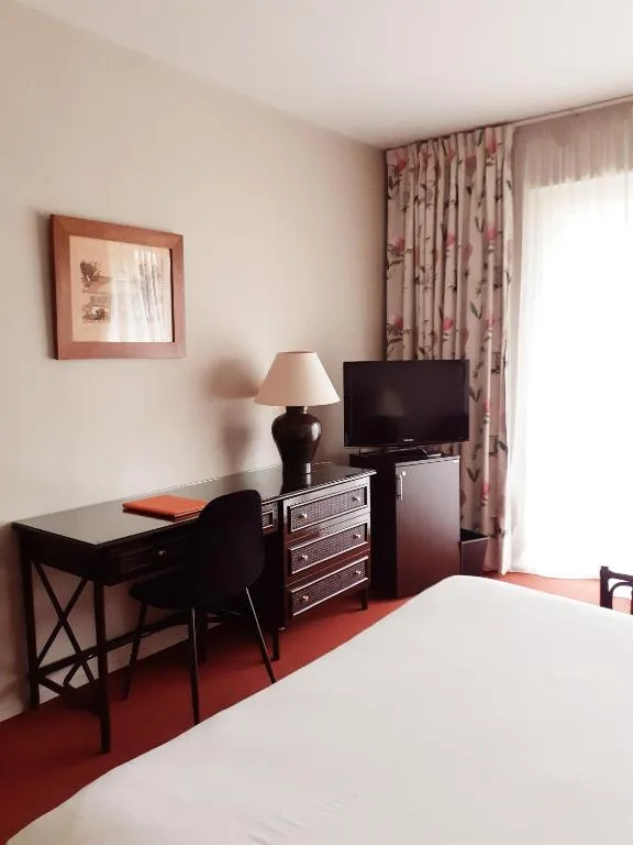 غرفة بسرير مزدوج أو سريرين منفصلين بإطلالة على المدينة، Grand Hotel De Solesmes 2/3