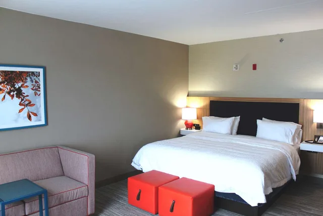 غرفة بسرير كينج مع أريكة لذوي الإعاقة، Hampton Inn Forsyth Ga 2/4