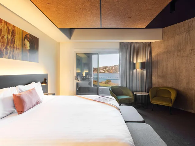Standard, Twin Beds, Peppers Silo Launceston 1/10