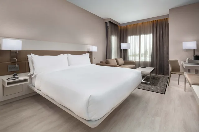 غرفة ركنية بسرير كينج بإطلالة على المدينة مع أريكة، AC Hotel by Marriott Los Angeles South Bay 1/5