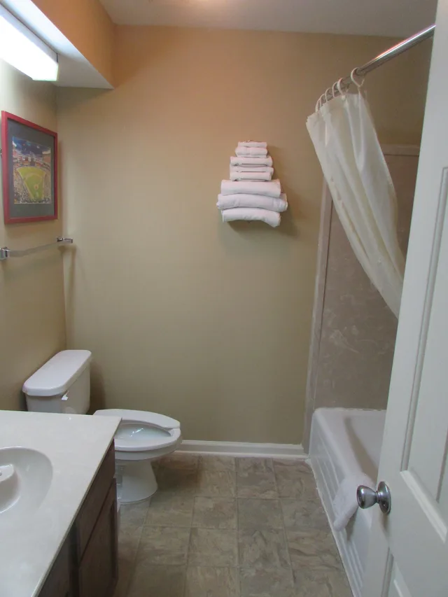 غرفة بسرير كينج بحوض جاكوزي، Plantation Oaks Suites & Inn Millington 4/6