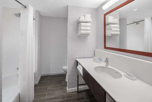 غرفة كبيرة بسرير كينج، Hampton Inn Woburn Boston 4/4