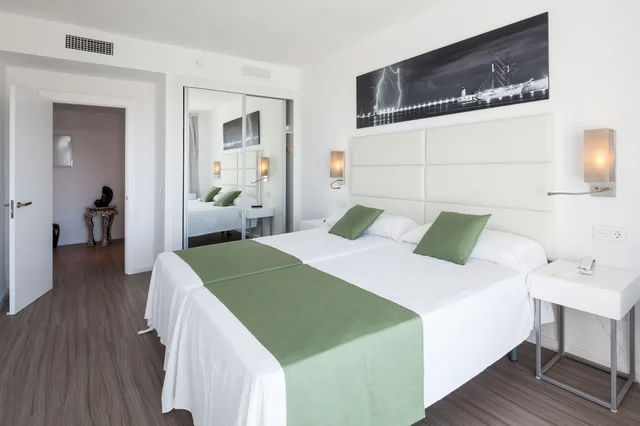 جناح ديلوكس بسريرين مزدوجين بإطلالة على البحر بغرفة نوم واحدة، Axel Beach Ibiza - Adults Only 1/4
