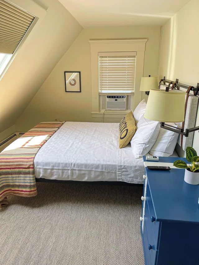 غرفة اقتصادية بسرير كوين بحمام مشترك، The Mercury Hotel Provincetown 1/4