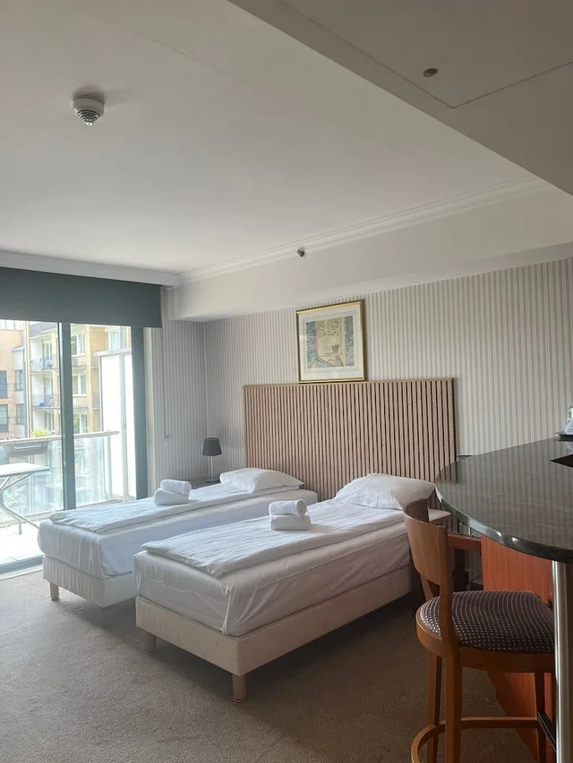 Studio, Twin Beds, Balcony, B-Aparthotel Ambiorix 3/5