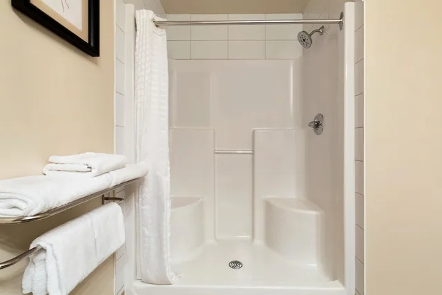 غرفة بسرير كوين لذوي الإعاقة، Travelodge Hotel by Wyndham Weyburn 3/3