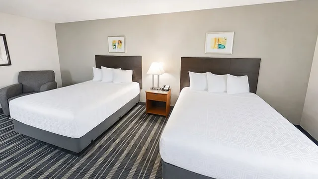 غرفة قياسية بسريرين كوين، Atrium Hotel And Suites 1/10