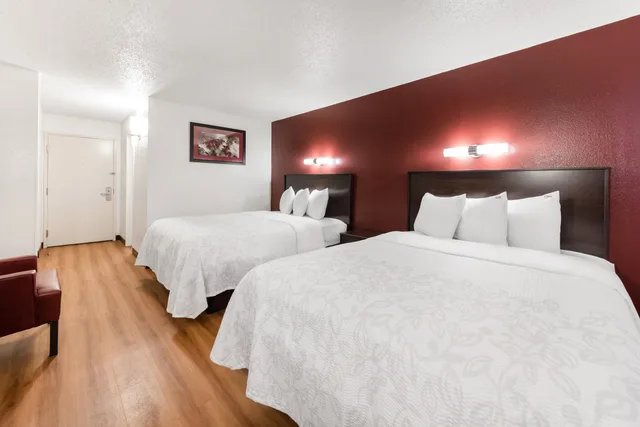 Deluxe, 2 Queen Beds, Red Roof PLUS Columbus Worthington 2/5