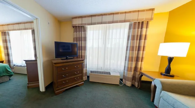 جناح بسرير كوين بغرفة نوم واحدة مع أريكة، Country Inn & Suites by Radisson, Salina, KS 1/5