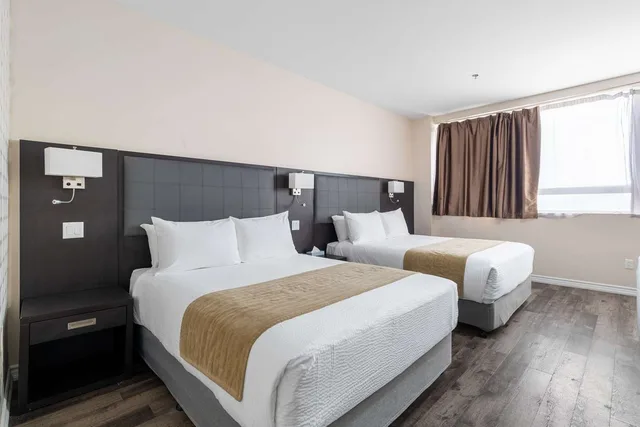 جناح بسريرين كوين مع أريكة بمطبخ، Hotel Montreal Metropolitan, an Ascend Collection Hotel 2/5