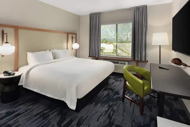 جناح بسرير كينج بغرفة نوم واحدة مع أريكة، Fairfield Inn & Suites by Marriott Anaheim Los Alamitos 2/3