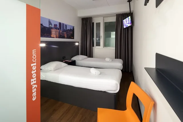 Twin Room, easyHotel The Hague City Centre 3/7