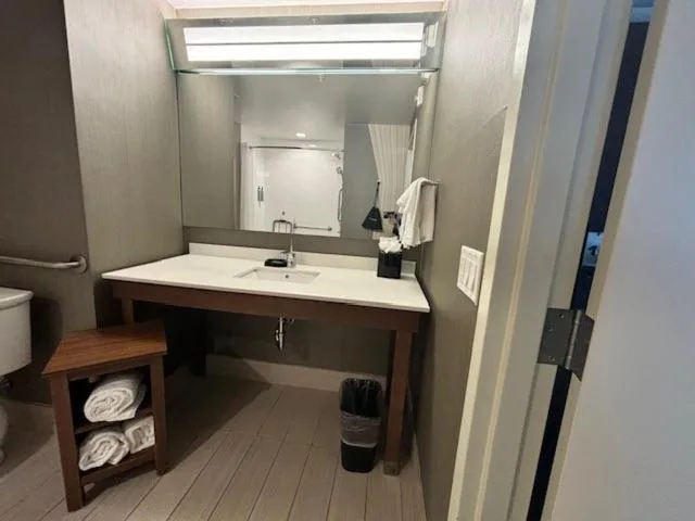 غرفة بسريرين كوين بحوض استحمام لذوي الإعاقة، COURTYARD BY MARRIOTT DEPTFORD 4/5