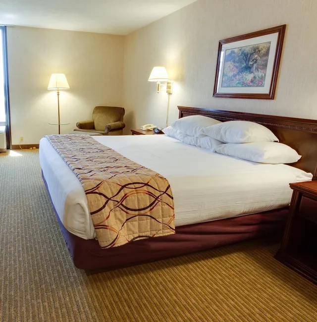 غرفة بسرير كينج لذوي الإعاقة، Pear Tree Inn St Louis Arnold 4/7