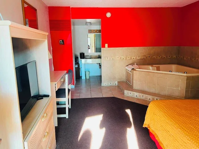 غرفة بسرير كينج بحوض جاكوزي، Barrington Hotel Schaumberg Near I 90 3/5