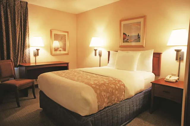 غرفة بسرير مزدوج، La Quinta Inn & Suites by Wyndham El Paso West Bartlett 2/2