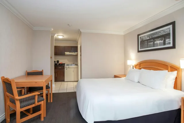 Studio, King Bed, Sofa, Kitchen, Monarch Building، Sandman Hotel Revelstoke 3/6
