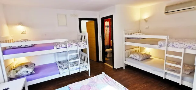 شقة بسريرين منفصلين وأسرّة بطابقين بغرفة نوم واحدة بحمام خاص، Croparadise Hostel 5/5