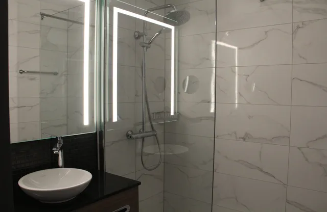 Comfort Triple Room, Leonardo Hotel Antwerp 6/7