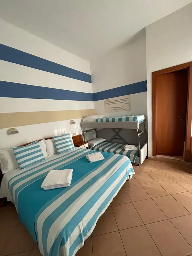 غرفة رباعية بسرير كوين وسرير بطابقين، Hotel Villa Caterina 7/10