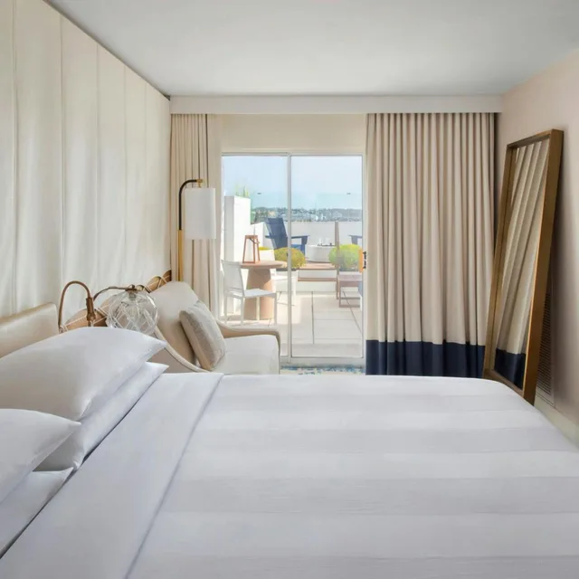 Room, King Bed, Water View, Balcony، Newport Marriott Hotel and Spa 9/16