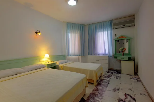 غرفة ثلاثية، Mandal Inn Hotel 4/9